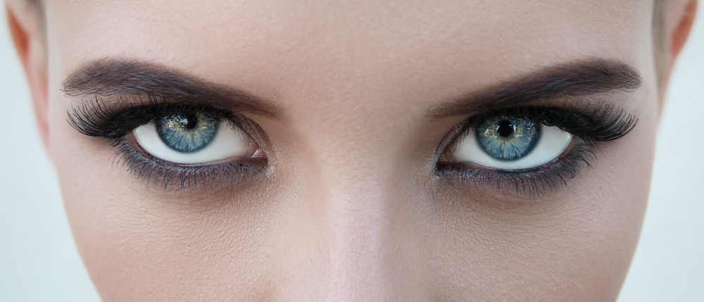 Maquillage de soirée yeux bleus