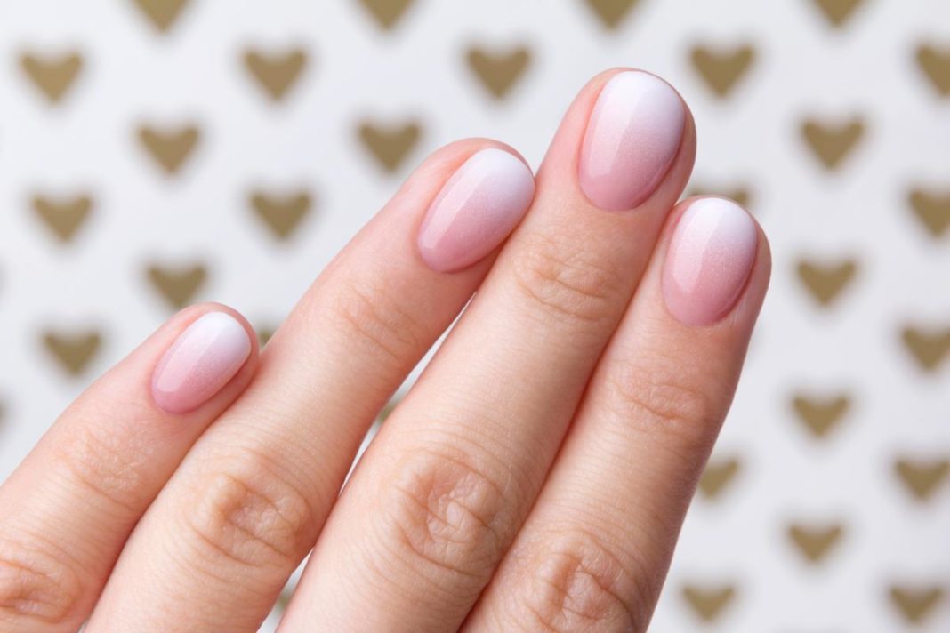 Comment faire une babyboomer sur ongles courts ? - Le Mag Beauté