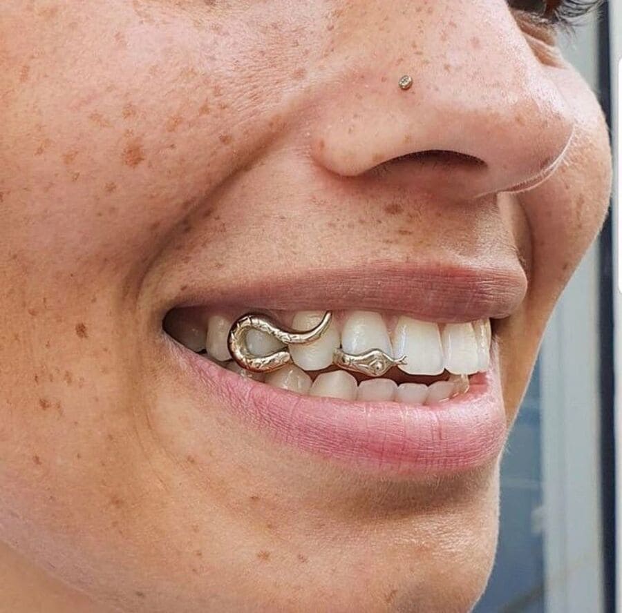 strass dentaire femme