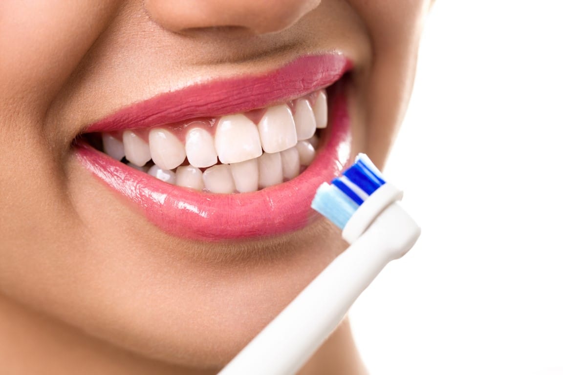 dents parfaitement blanches grâce à une brosse à dents électrique