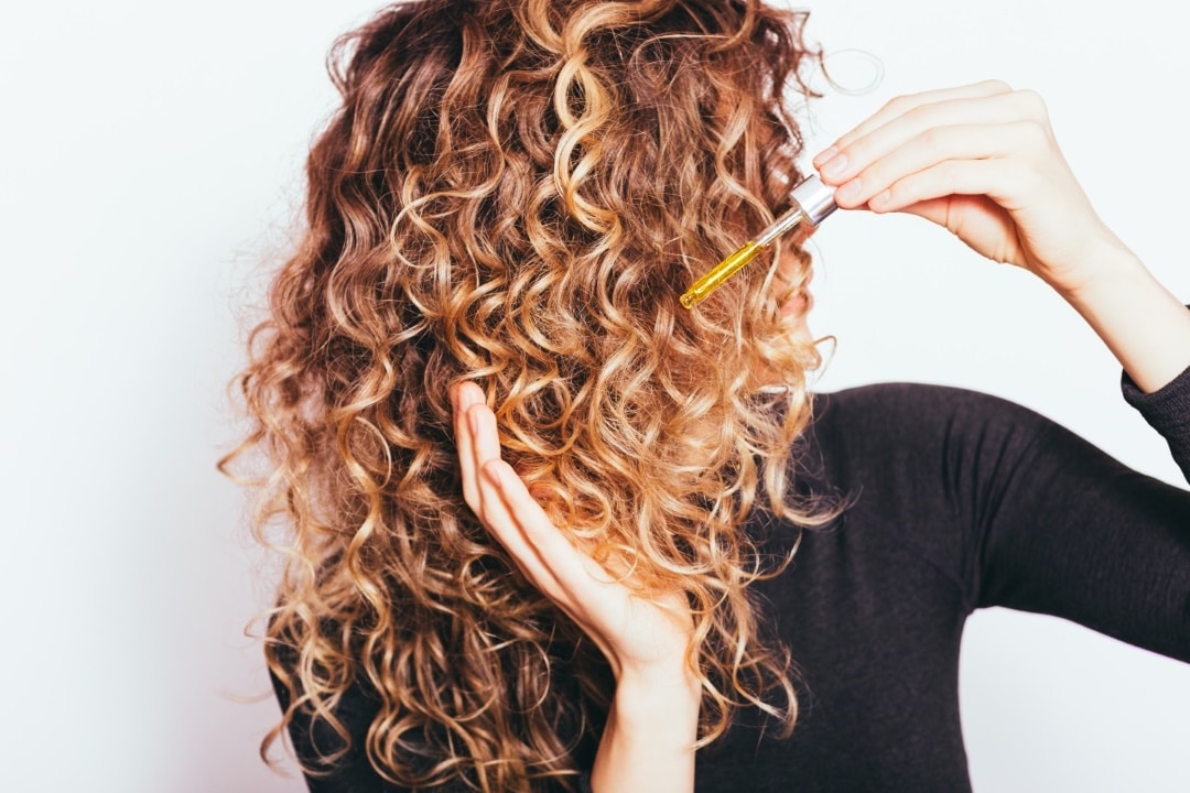Quelle huile pour cheveux bouclés