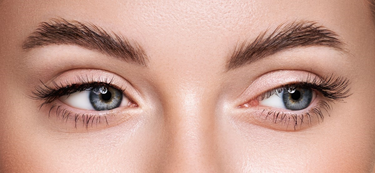 Maquiller ses sourcils, oui mais attention. Le guide pour des résultats bluffants et naturels